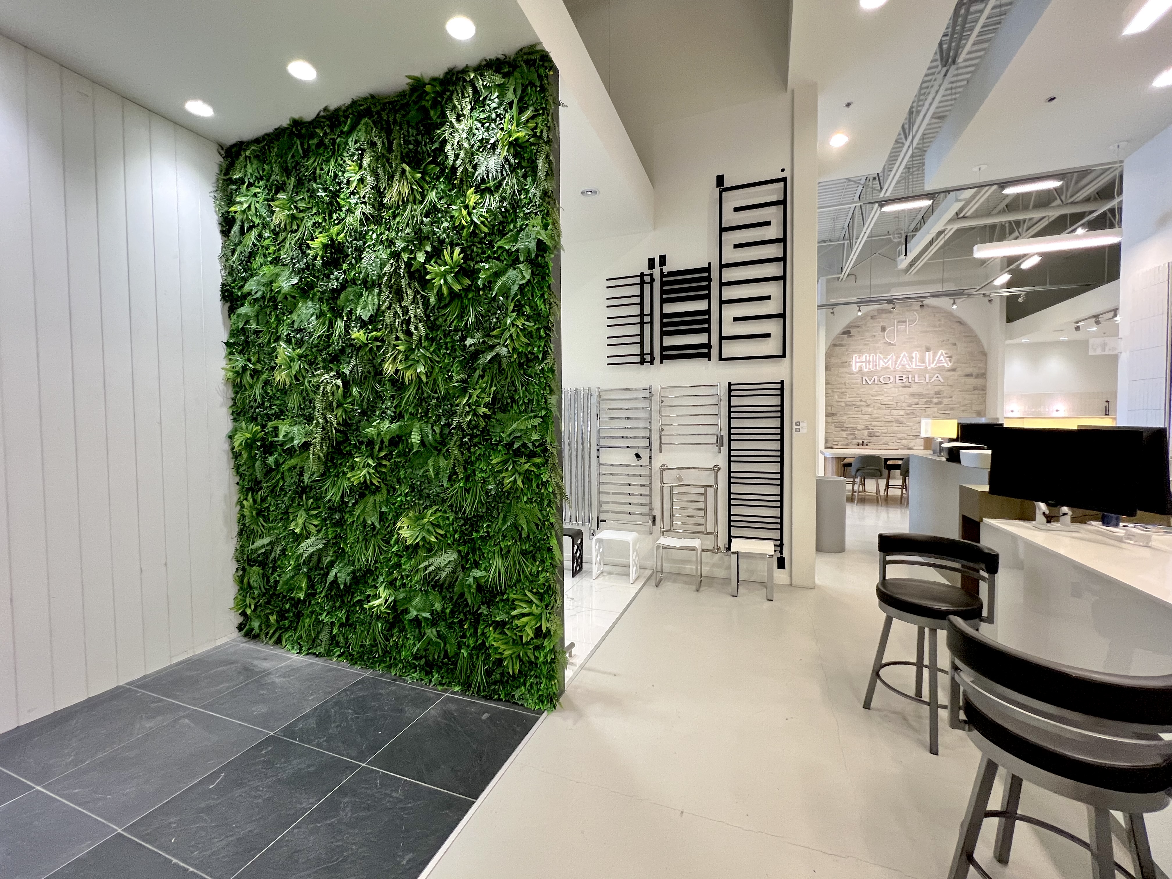 Mur végétal luxuriant dans un espace commercial