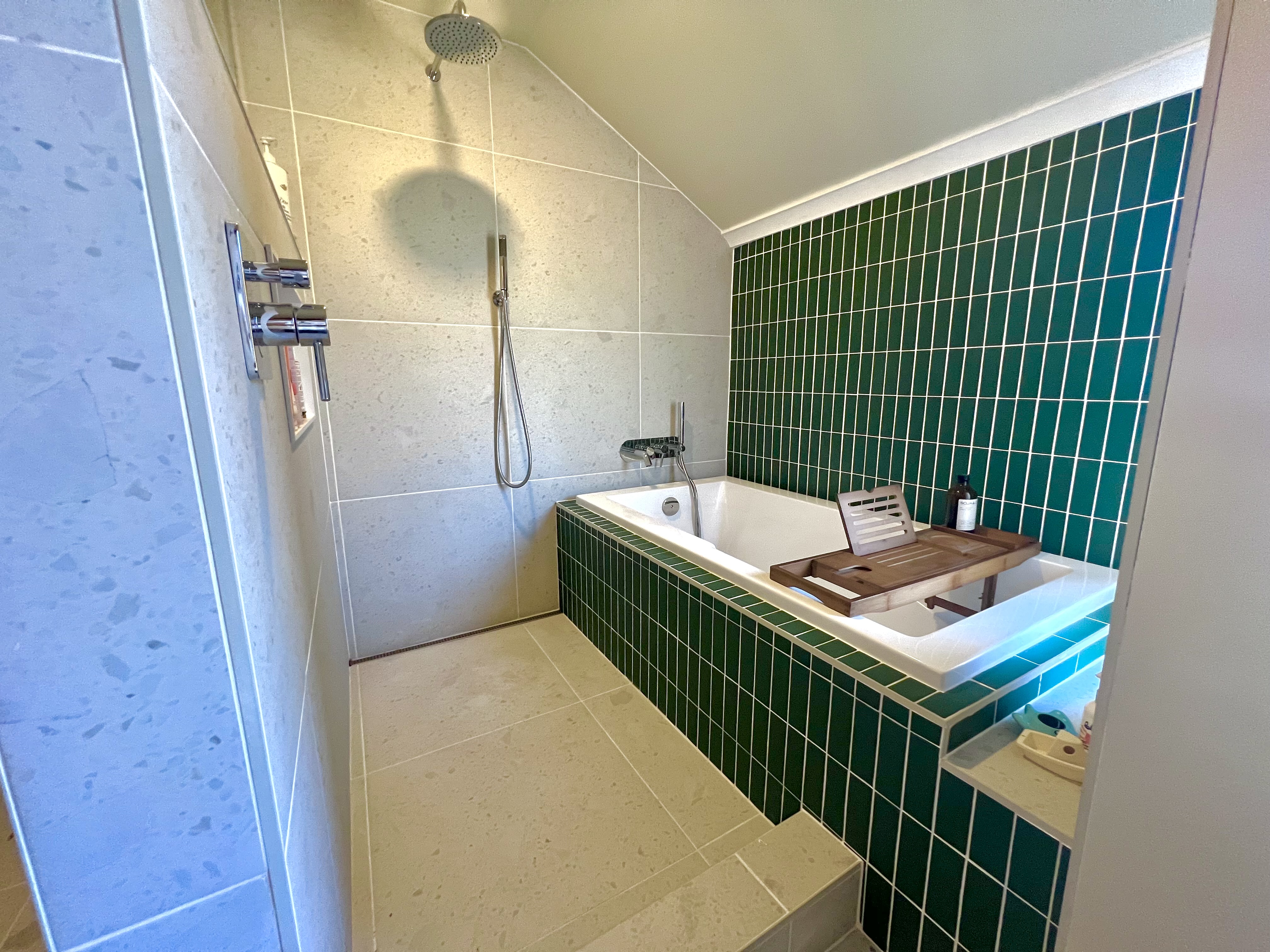 Salle de bain avec céramique verte et bain encastré