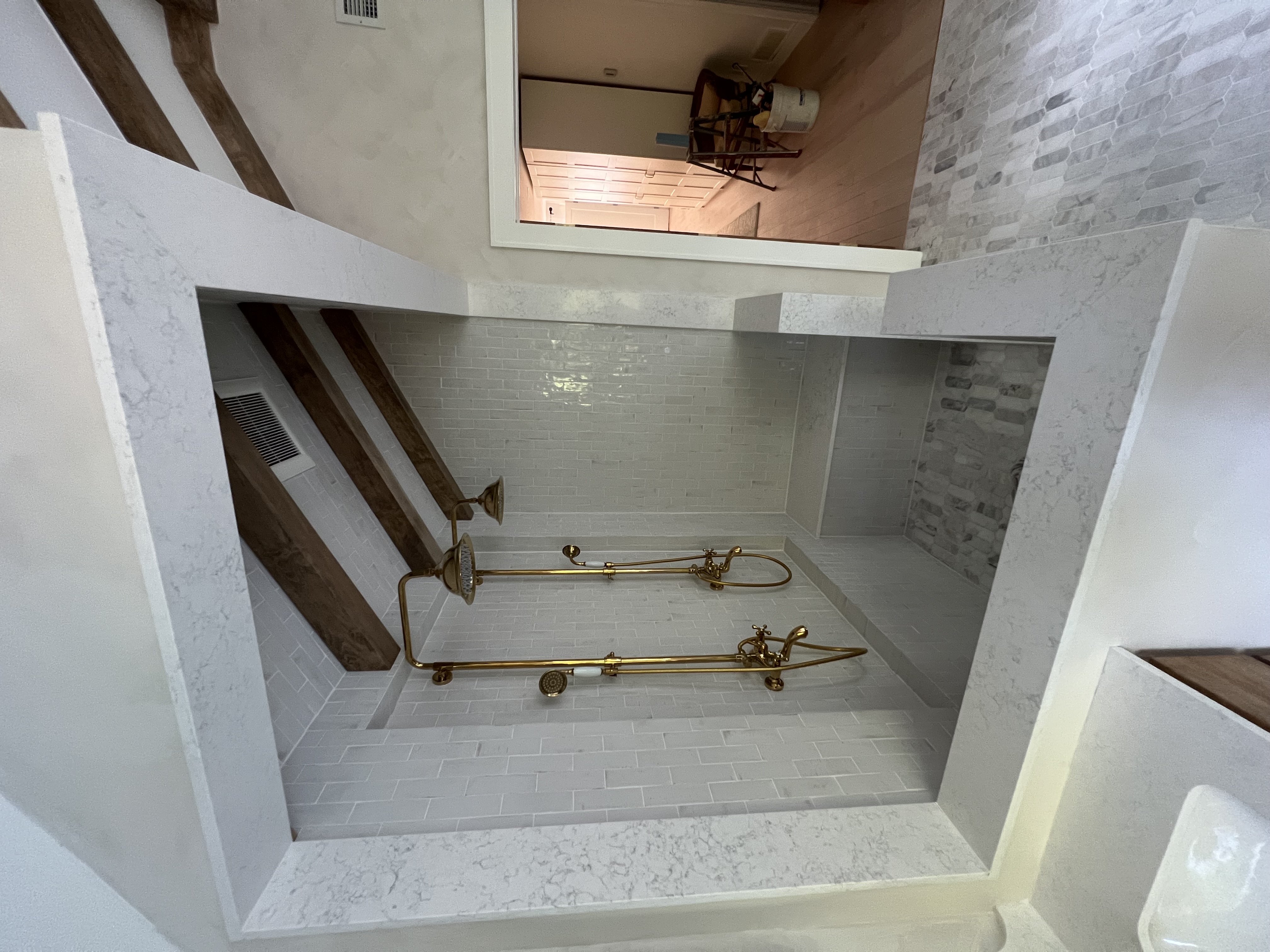 Douche en marbre avec robinetterie en laiton